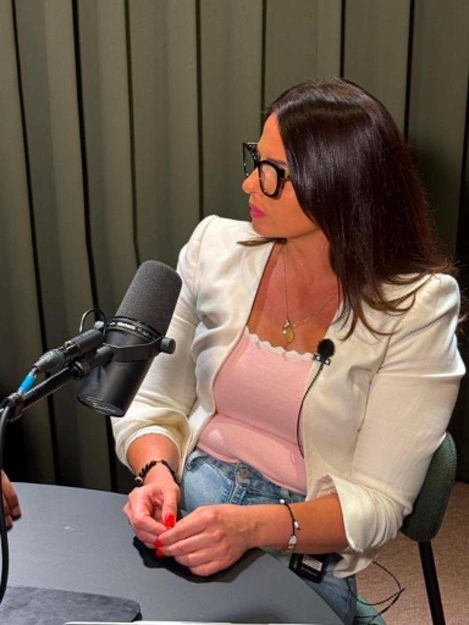 Sophie Haaland Matláry bak mikrofonen i studio